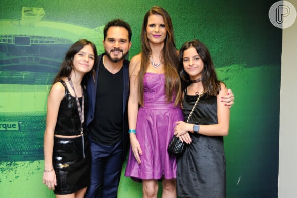Luciano Camargo com a mulher, Flávia, e as filhas gêmeas do casal, Isabella e Helena