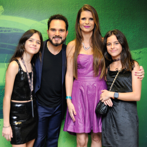 Luciano Camargo com a mulher, Flávia, e as filhas gêmeas do casal, Isabella e Helena