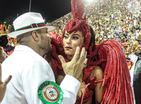 Diogo Nogueira e Paolla Oliveira trocaram carinhos e conversaram antes de desfile da Grande Rio