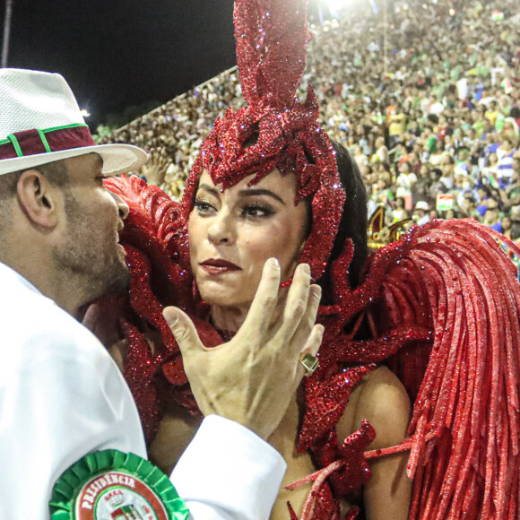 Diogo Nogueira e Paolla Oliveira trocaram carinhos e conversaram antes de desfile da Grande Rio