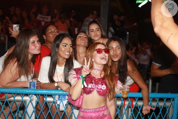 Larissa Manoela atendeu fãs na Sapucaí nos dias de carnaval