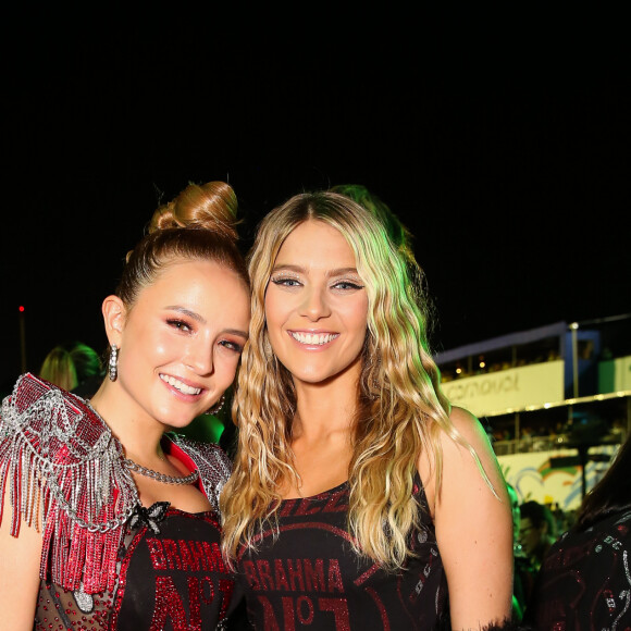 Larissa Manoela e Isabella Santoni se encontraram em camarote de carnaval em 24 de abril de 2022