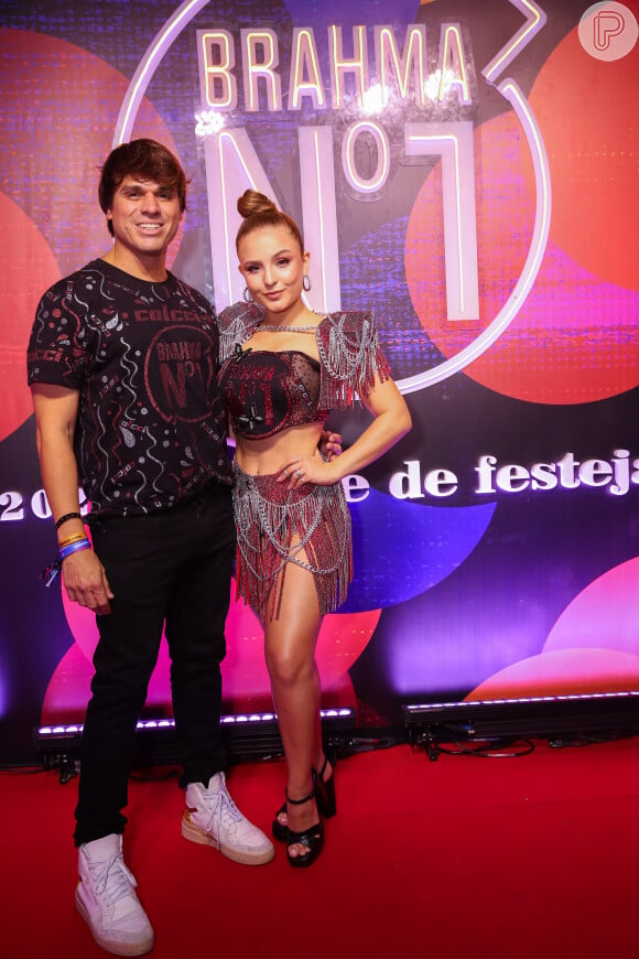 Larissa Manoela posou para foto com Beto Pacheco em camarote de carnaval