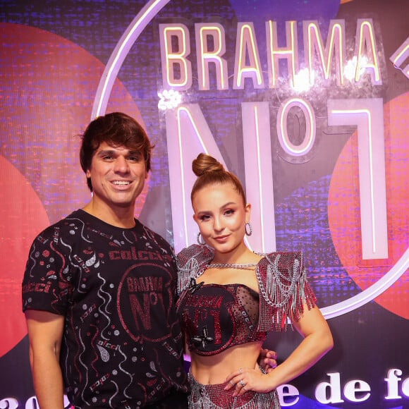 Larissa Manoela posou para foto com Beto Pacheco em camarote de carnaval