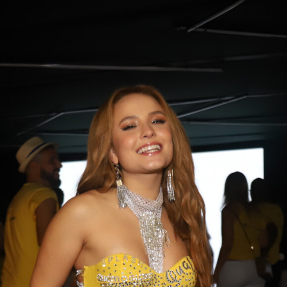 Larissa Manoela quer ser rainha de bateria no carnaval