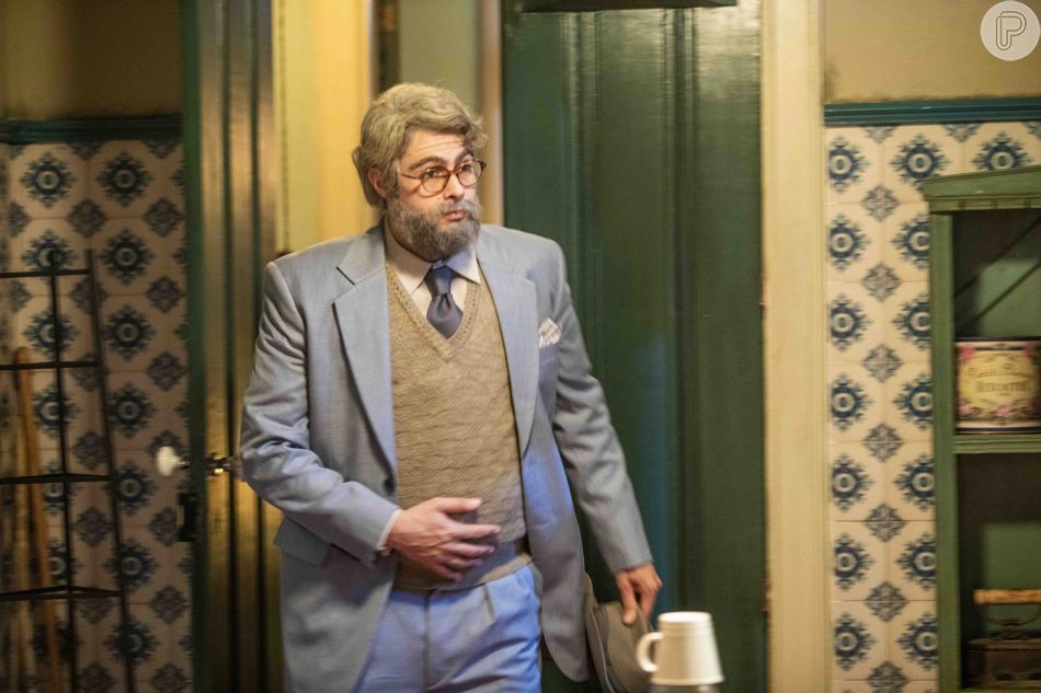 Davi/Rafael (Rafael Vitti) vai usar disfarce para espionar Isadora (Larissa Manoela) e Joaquim (Danilo Mesquita) na novela 'Além da Ilusão'