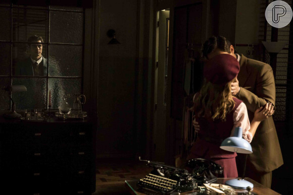 Isadora (Larissa Manoela) é beijada à força por Joaquim (Danilo Mesquita) na novela 'Além da Ilusão'