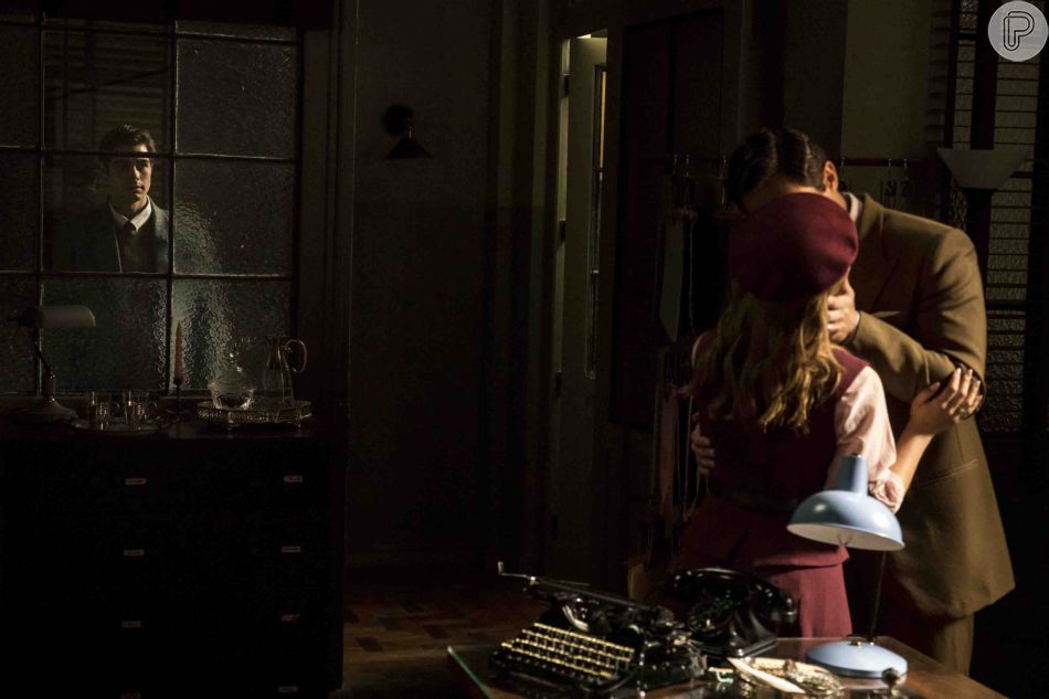 Isadora (Larissa Manoela) é beijada à força por Joaquim (Danilo Mesquita) na novela 'Além da Ilusão'