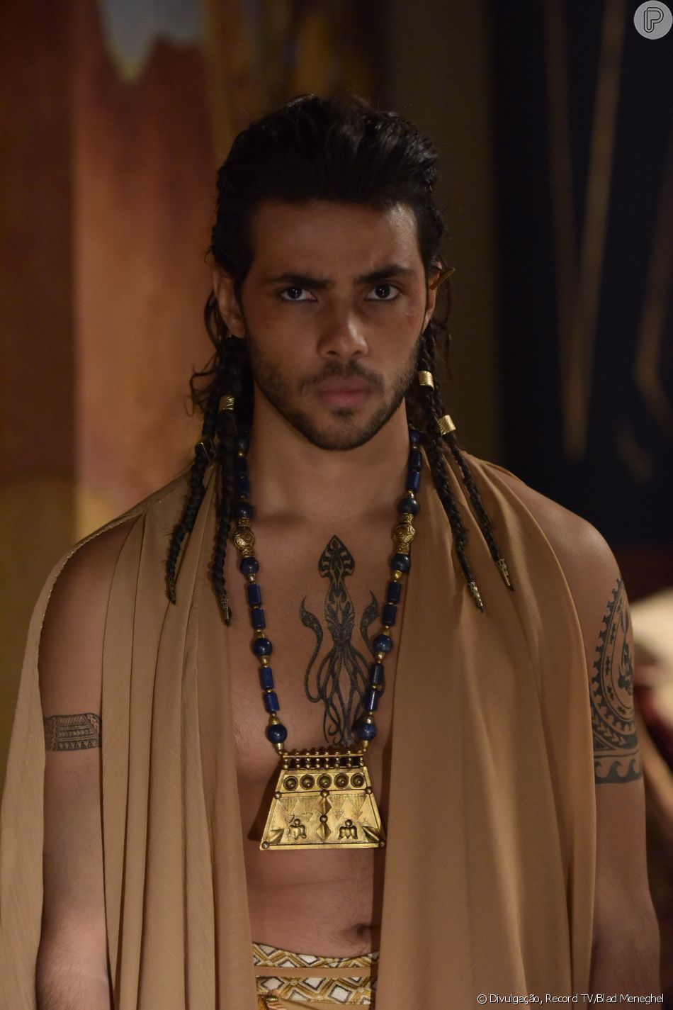 Alás (Gabriel Fuentes) ouve proposta de Luciér (Sergio Dias Maciel) no capítulo de sexta-feira, 6 de maio de 2022, da novela/série 'Reis'