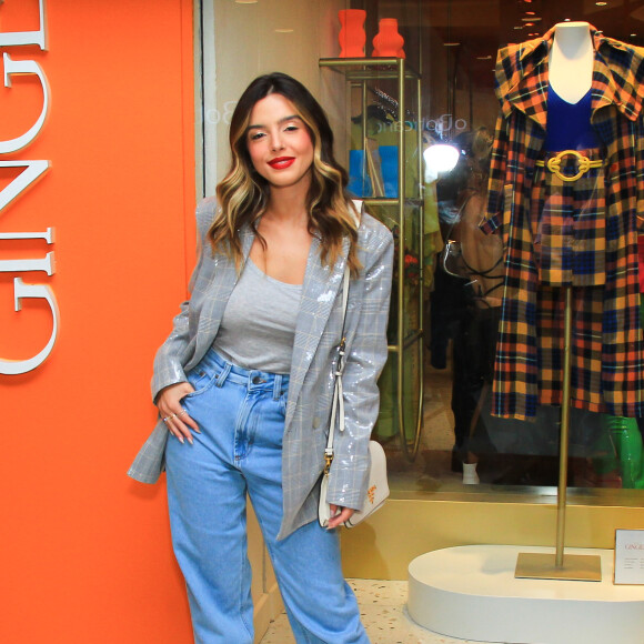 Giovanna Lancellotti foi à inauguração da loja de Marina Ruy Barbosa