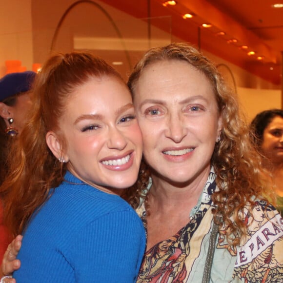 Marina Ruy Barbosa posou para foto com Debora Olivieri