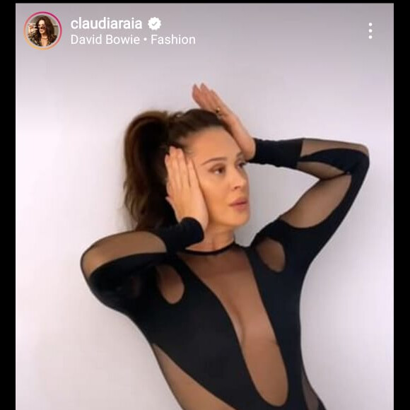 Claudia Raia escolheu o outfit marcante para um ensaio fotográfico que mostrou em seu Instagram