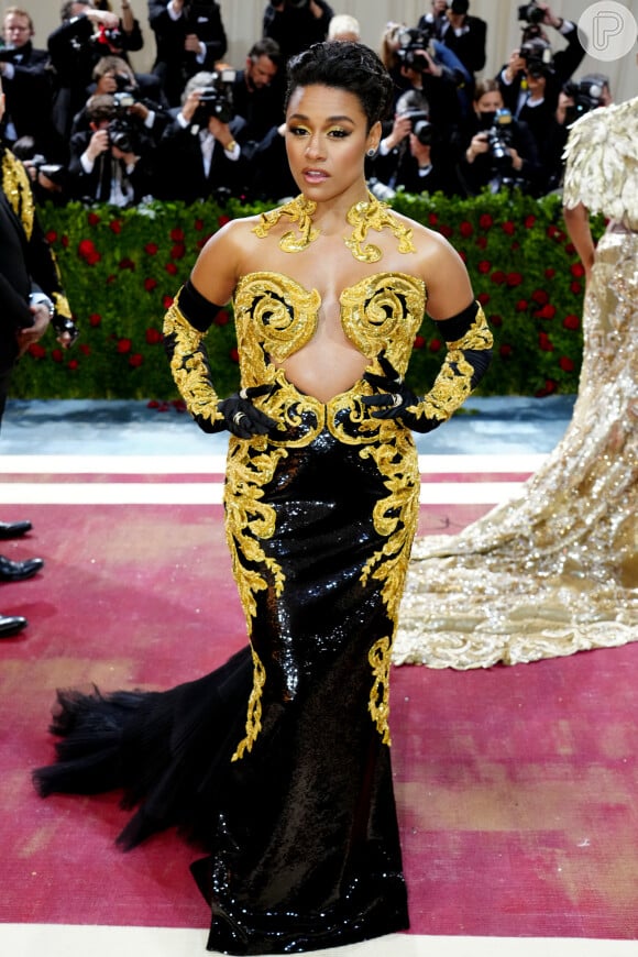 MET Gala 2022: Ariana De Bose usa vestido Moschino com decote profundo e elementos exuberantes