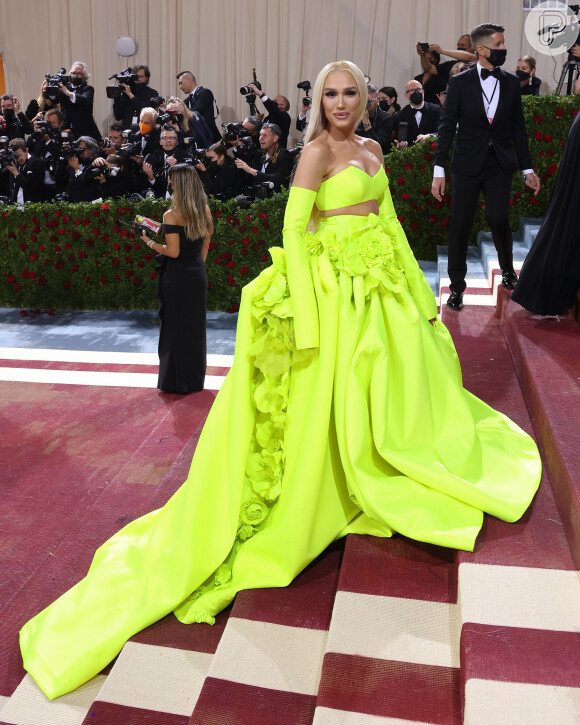 MET Gala 2022: amarelo neon foi destaque no look da cantora Gwen Stefani