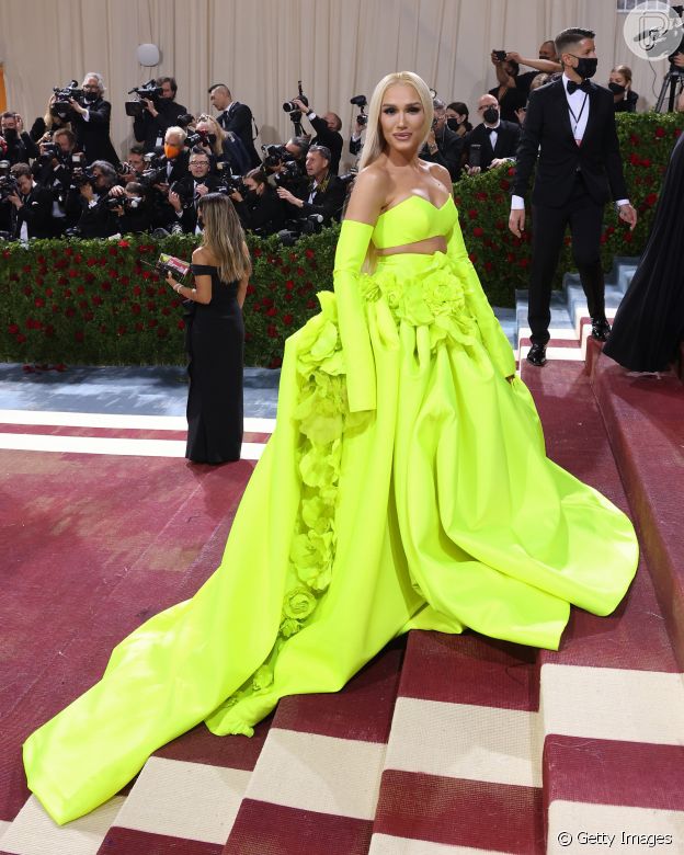 MET Gala 2022: amarelo neon foi destaque no look da cantora Gwen Stefani