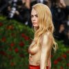 MET Gala 2022: Cara Delevingne fez topless com pintura corporal ousada