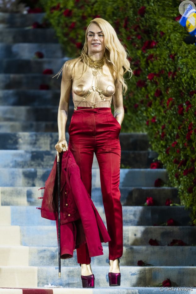 MET Gala 2022: Cara Delevingne tirou a parte de cima do look e exibiu topless e pintura corporal