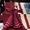 MET Gala 2022: de Versace, Gigi Hadid usou look volumoso e extravagante em vinho