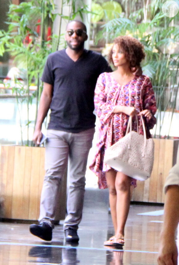 Taís Araújo passeia com Lázaro Ramos no Rio e exibe barriga de sete meses de gestação do segundo filho