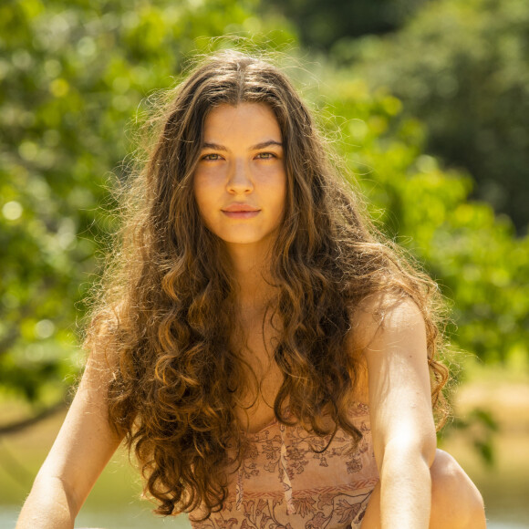Juma (Alanis Guillen) diz para Jove (Jesuíta Barbosa) não atentar contra Maria Marruá (Juliana Paes), na pele de uma onça, na novela 'Pantanal': 'Passo em falso, ela te mata'