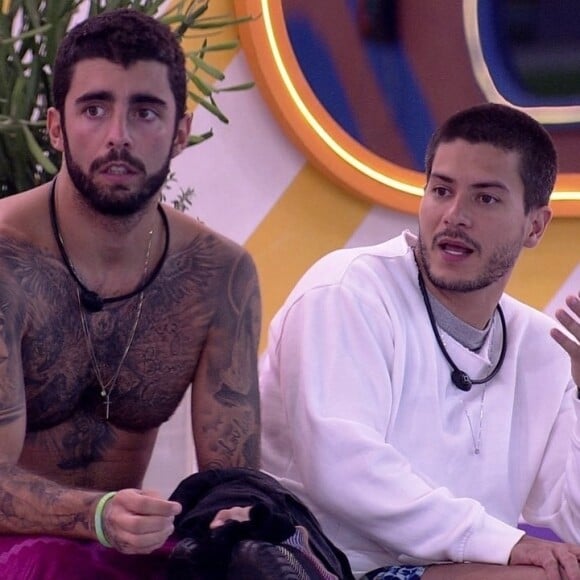 Arthur Aguiar também teria cortado amizade com os ex-BBBs