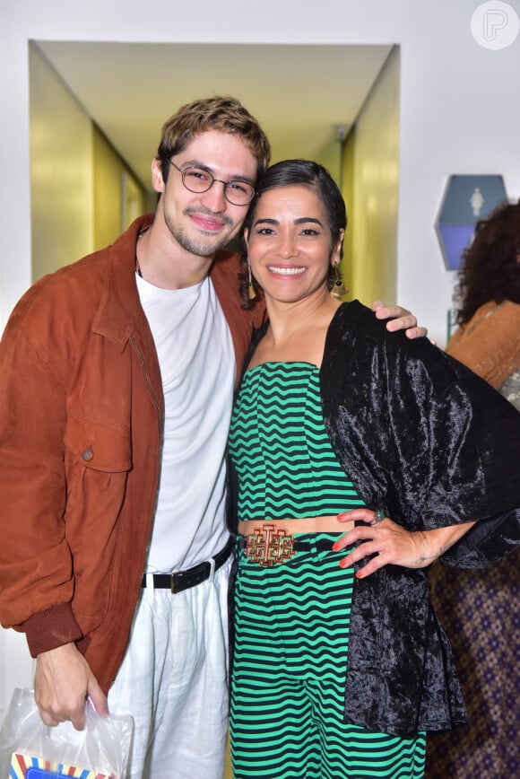 Gabriel Leone posou com Luciana Lima, viúva de Domingos Montagner, em lançamento de biografia sobre o ator