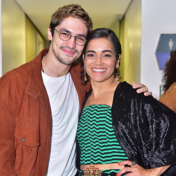 Gabriel Leone posou com Luciana Lima, viúva de Domingos Montagner, em lançamento de biografia sobre o ator