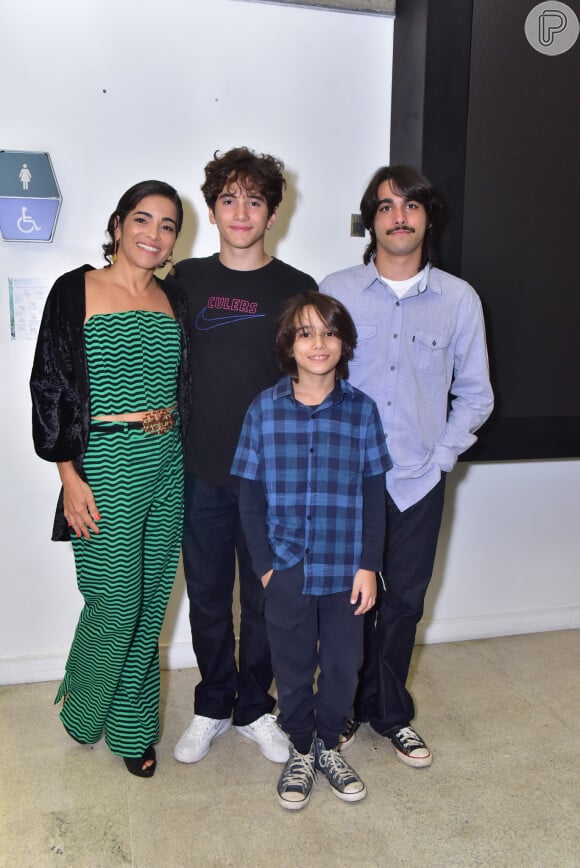Viúva de Domingos Montagner com os filhos em lançamento de livro sobre o ator, que morreu em 2016