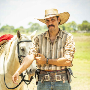 Tibério (Guito) percebe que Trindade (Gabriel Sater) fala a verdade sobre o Velho do Rio (Osmar Prado) ter se transformado em cobra na novela 'Pantanal'