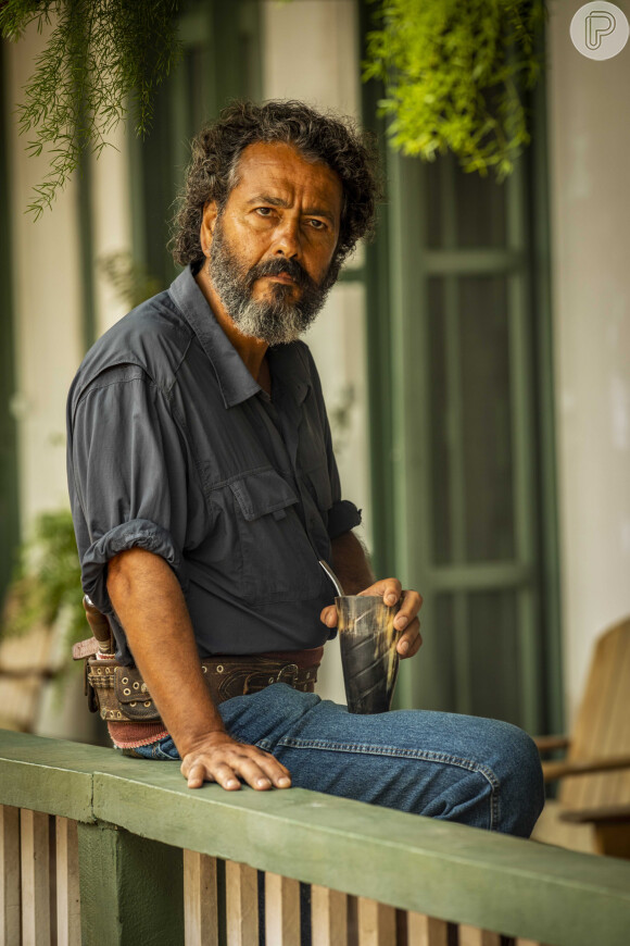 José Leôncio (Marcos Palmeira) ordena seus peões de procurarem o Velho do Rio (Osmar Prado) na novela 'Pantanal'