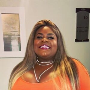 Laranja em look monocromático foi aposta de Jojo Toddynho em produção poderosa