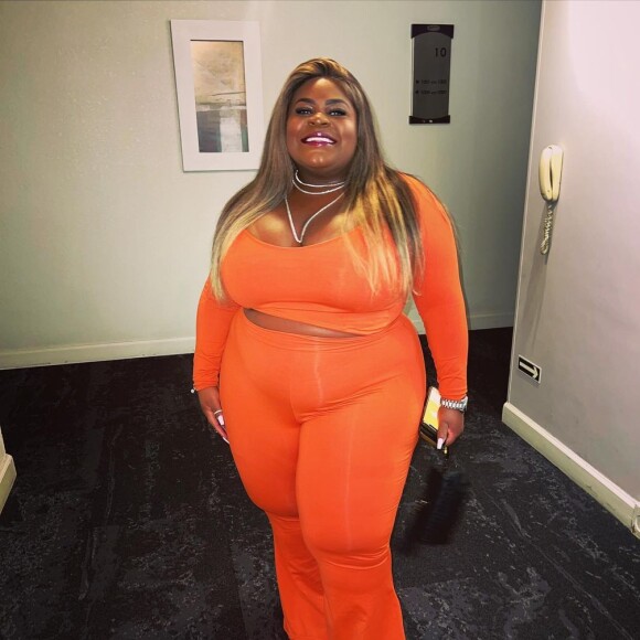 Laranja em look monocromático foi aposta de Jojo Toddynho em produção poderosa