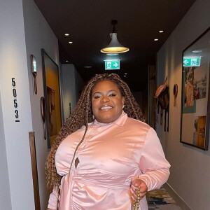 Jojo Toddynho escolheu look sofisticado em rosa pastel durante viagem