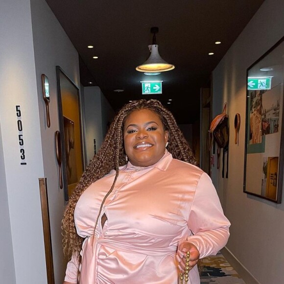 Jojo Toddynho escolheu look sofisticado em rosa pastel durante viagem