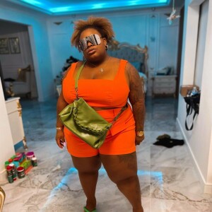 Laranja e verde se combinam em look urbano de Jojo Todynho