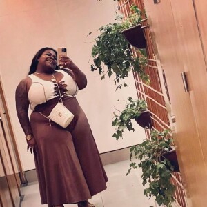 Jojo Toddynho usa top com recorte no busto e calça com boca larga