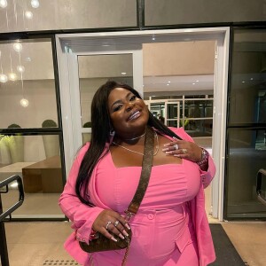 Look monocromático rosa com bolsa grifada: Jojo Todynho ama produções estilosas