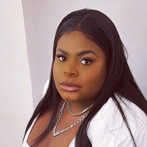 Blazer branco é coringa no armário: nesse look, Jojo o combinou com azul