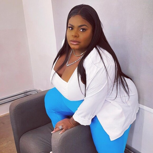 Blazer branco é coringa no armário: nesse look, Jojo o combinou com azul