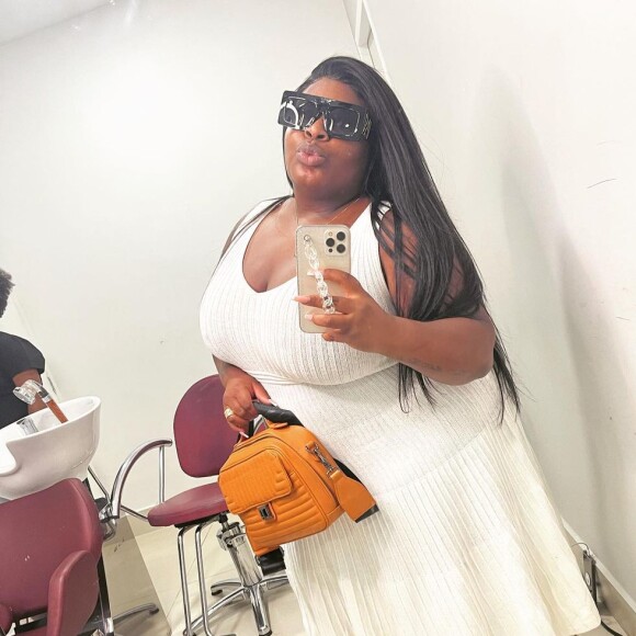 Look branco tem seu charme: vestido midi prova isso em produção de Jojo Todynho