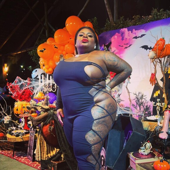 Macacão com recortes amplos e estratégicos na lateral foi escolhido por Jojo Todynho em festa de Halloween após separação