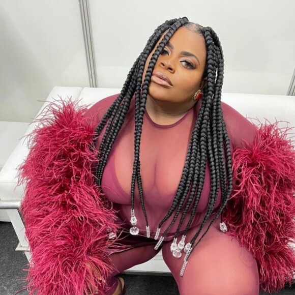 O look com plumas e transparência de Jojo Todynho garantiu um ar fashionista à cantora