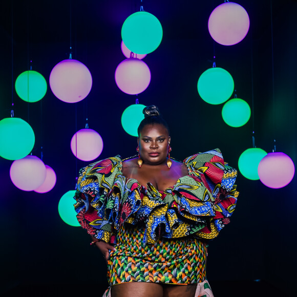 Look multicolorido usado por Jojo Todynho em premiação valorizou ancestralidade da cantora