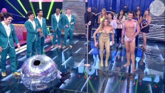 Fernanda Lima convida Borat a dançar 'Na Boquinha da Garrafa', no programa 'Amor & Sexo'