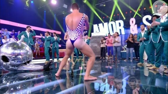 Ao som do grupo É O Tchan, Borat mostra o requebrado no programa 'Amor & Sexo'