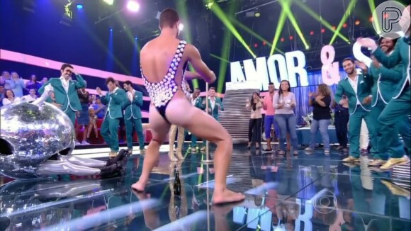 Bruno Miranda tira suspiros do público ao dançar 'Na Boquinha da Garrafa', no 'Amor & Sexo'