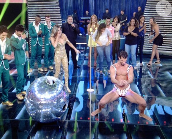 No 'Amor & Sexo', Borat (Bruno Miranda) dança a música 'Na Boquinha da Garrafa', do grupo É O Tchan, na noite desta quinta-feira, 11 de dezembro de 2014