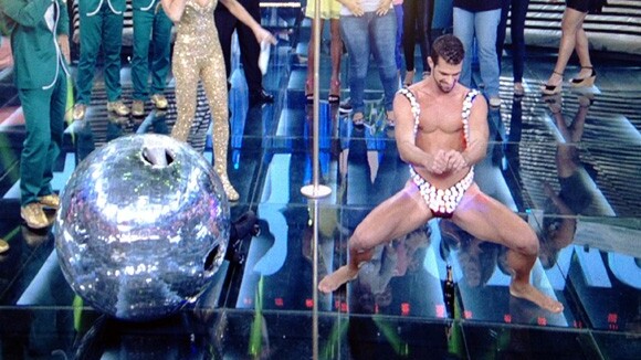 No 'Amor e Sexo', Borat usa sunga pisca-pisca e dança 'Na Boquinha da Garrafa'
