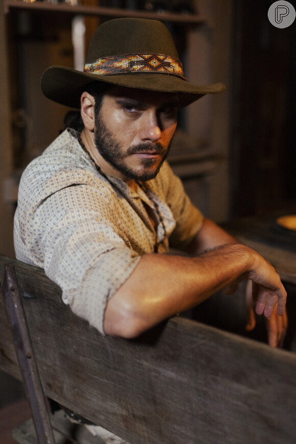 Trindade (Gabriel Sater) tem ainda visões que espantam a todos na novela 'Pantanal'