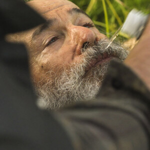 Trindade (Gabriel Sater) surgiu ao salvar a vida do Velho do Rio (Osmar Prado) na novela 'Pantanal'